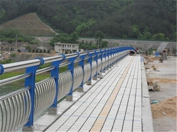 铜陵不锈钢桥梁护栏的特性及其在现代建筑中的应用